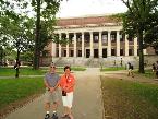 Com Regi em frente à biblioteca de Harvard