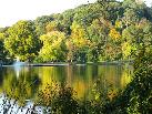 O lago ao lado da vila