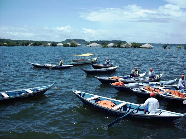 As canoas para levar o pessoal para a ilha