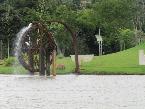 Roda d'água em frente ao memorial JK