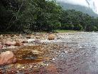 A água do rio é muito ferruginosa