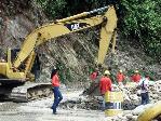 Pessoal lutando para consertar a estrada