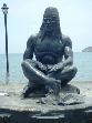 Estátua de Tairona no calçadão da praia