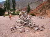 Os viajantes acrescentam pedras a esse símbolo religioso