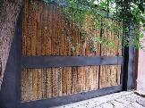Portão feito de madeira de cacto
